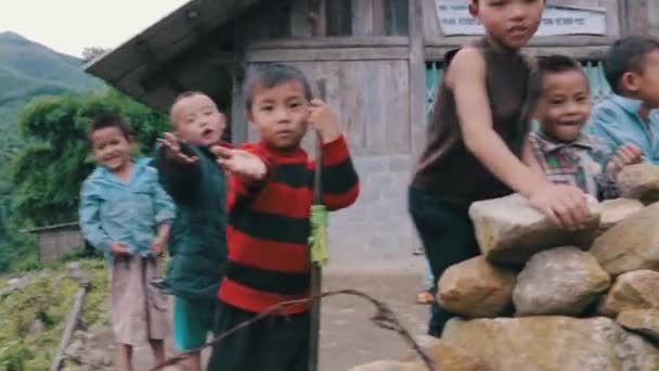 Sapa Kinderen Spelen Verstoppertje Zijn Bang Voor Camara Mooie Tracking — Stockvideo