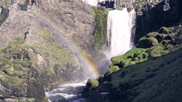 Hermosa Cascada Barranco Con Colorido Arco Iris Islandia — Vídeos de Stock