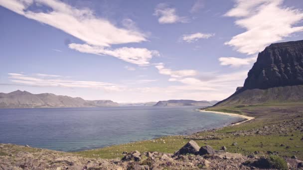 美しいアイスランドのフィヨルドの広い角度のショット — ストック動画