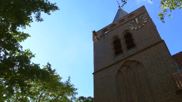 Pozemní Záběr Kostelní Věže Krásném Slunečném Dni Jasnou Modrou Oblohou — Stock video