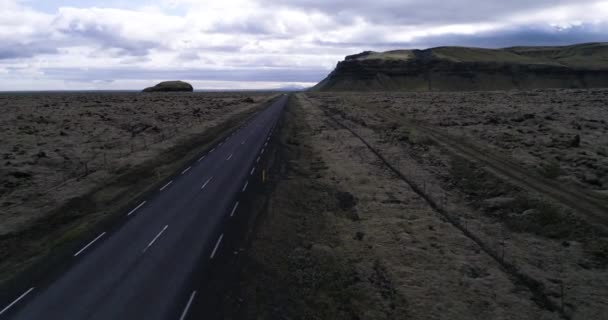 Dron Carretera Circunvalación Disparado Iceland Con Coche Piedra Volcánica Cubierta — Vídeos de Stock