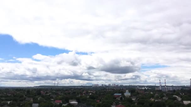 雨的戏剧性的云彩掠过了城市的上空 — 图库视频影像