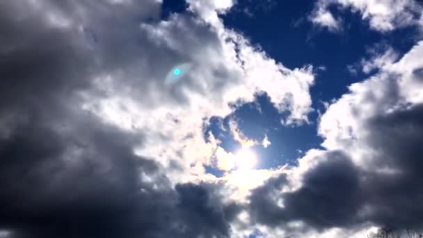 Timelapse Nubes Que Forman Alrededor Del Sol Rampa Velocidad Alta — Vídeos de Stock