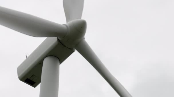 Dit Een Lage Hoek Extreme Close Van Een Windturbine Wolken — Stockvideo