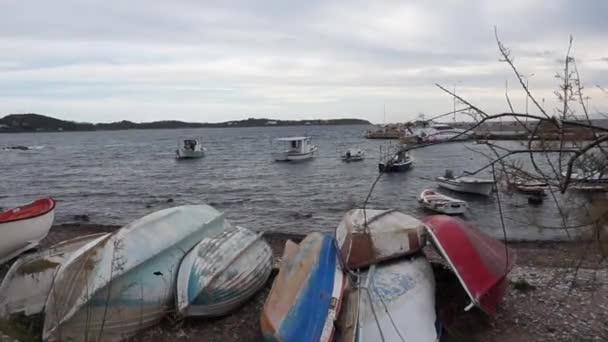 Pequeños Barcos Fuera Del Mar — Vídeo de stock