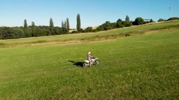 Kerl Auf Cross Motorrad Der Natur — Stockvideo