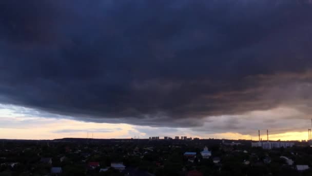 Nubes Dramáticas Que Vuelan Por Encima Del Lapso Tiempo Ciudad — Vídeos de Stock