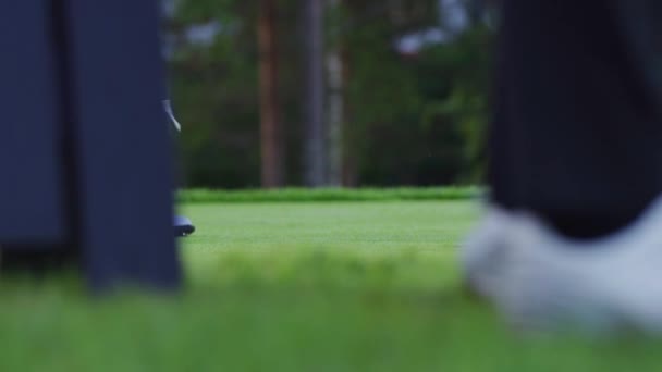 Filmato Rallentatore Golfista Che Cammina Verso Una Pallina Golf Piazzata — Video Stock