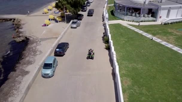 Couple Authentique Chevauchant Quad Vélo Travers Drone Grec Suivi Plan — Video