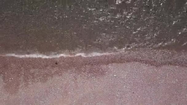 Vista Aérea Pájaro Olas Brillantes Que Chocan Contra Una Playa — Vídeo de stock