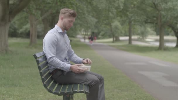 Człowiek Lunch Ławce Doświadczenia Zdenerwowany Żołądek Niesklasyfikowany — Wideo stockowe