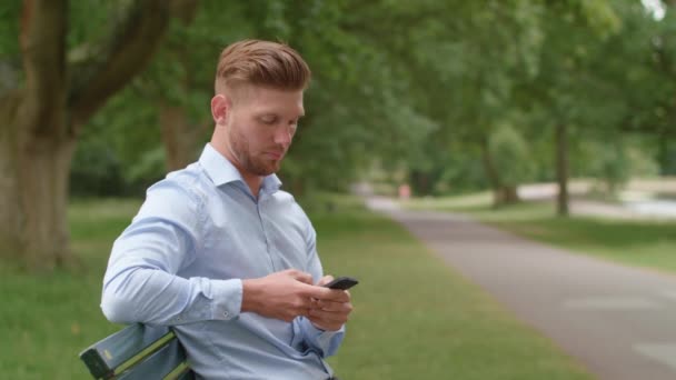 Bench Üzerine Oturan Adam Bir Arkadaştan Telefon Alıyor — Stok video