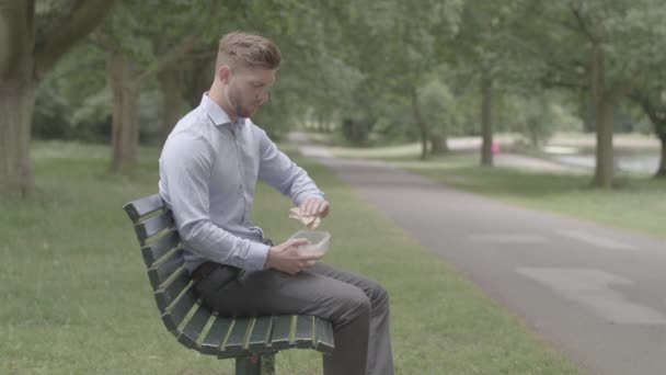 Mężczyzna Siedzi Ławce Eatc Lunch Doświadczenia Ból Zgaga Niesklasyfikowane — Wideo stockowe