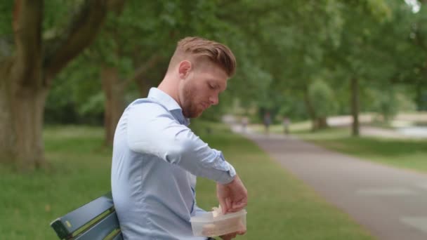 Man Bench Dissapointed Packed Lunch Order Take Away Online Smart — Stock Video