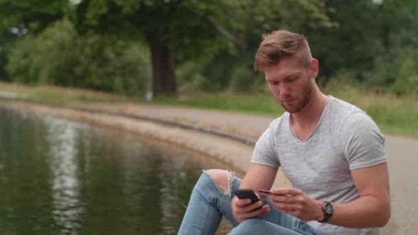 Man Sat Lake Usando Teléfono Para Hacer Pedido Línea — Vídeo de stock