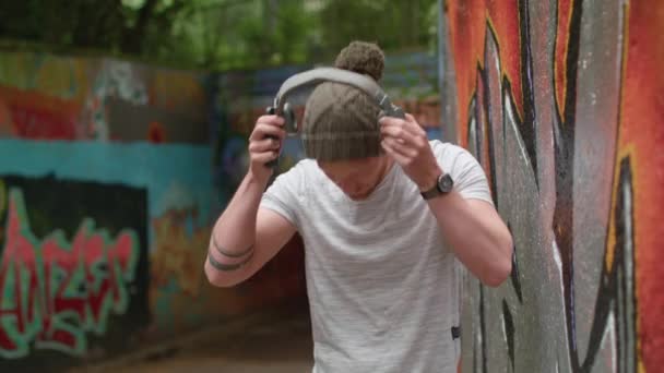 Homme Tenait Côté Graffiti Liestening Musique Sur Écouteurs — Video