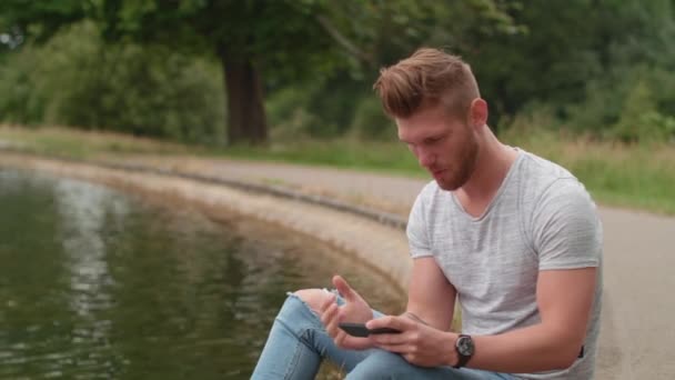 Hombre Viendo Deporte Teléfono Inteligente — Vídeo de stock