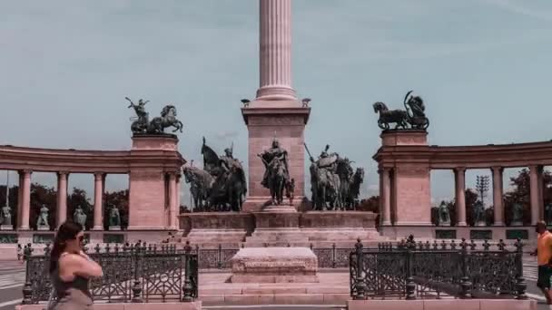 在布达佩斯英雄广场的人群中翻腾而过 — 图库视频影像