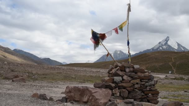 Banderas Del Himalaya Frente Lago Chandratal — Vídeo de stock