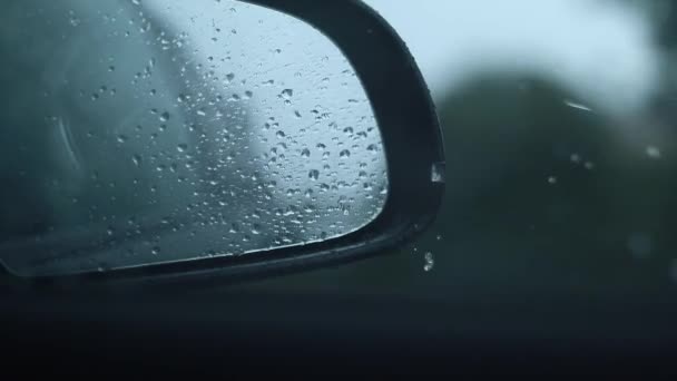 慢动作 中的雨滴从汽车镜子上掉下来 — 图库视频影像