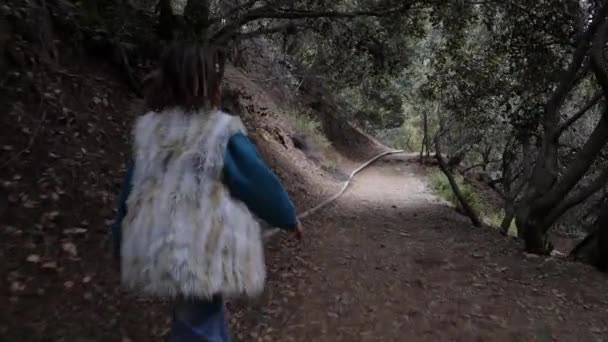 Rastreamento Tiro Seguindo Uma Menina Andando Sozinha Caminho Terra Floresta — Vídeo de Stock