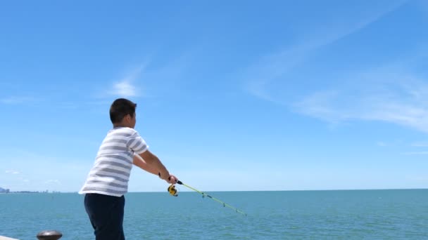 Ασίας Αγόρι Μάθετε Για Ψάρεμα Στην Προβλήτα Hua Hin Στην — Αρχείο Βίντεο