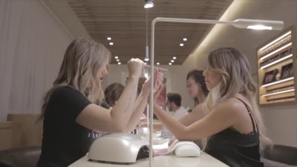 Dziewczyny Robią Paznokcie Salonie Kosmetycznym — Wideo stockowe
