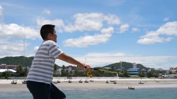 Menino Asiático Aprender Pescar Cais Hua Hin Dia Ensolarado — Vídeo de Stock