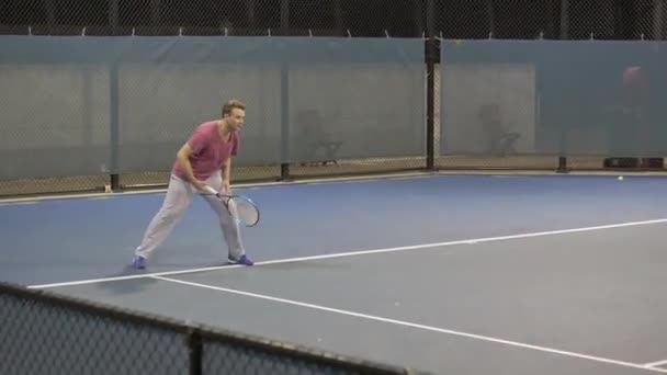 Muž Hrající Tenis Modrém Tenisovém Kurtu — Stock video
