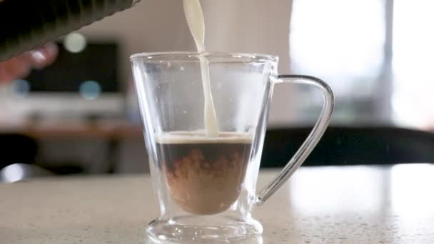 Verter Leche Vaso Café Cámara Lenta — Vídeos de Stock