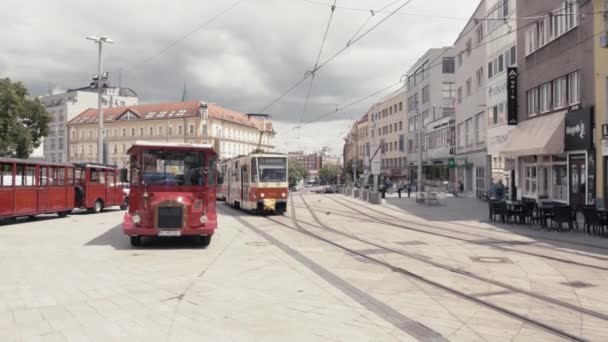 Bratislava Nın Bulutlu Tarihi Merkezinde Tramvaylar Geçiyor — Stok video