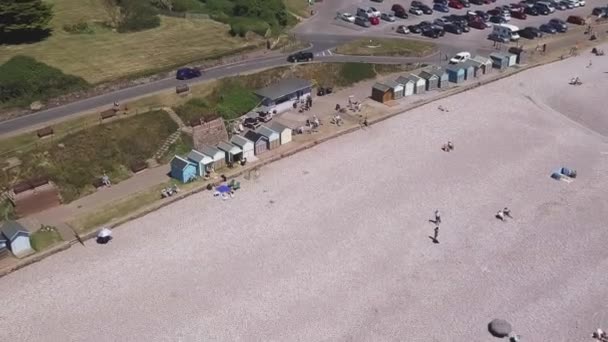 Vue Aérienne Haut Bas Des Touristes Sur Une Plage Galets — Video