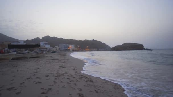 Puesta Del Sol Playa Por Las Montañas Moscatel Omán Mar — Vídeo de stock