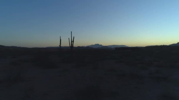 Silueta Montañas Superstición Del Desierto Durante Crepúsculo — Vídeo de stock