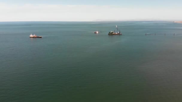 Voler Dessus Mer Vers Une Grue Sur Bateau Mer Près — Video