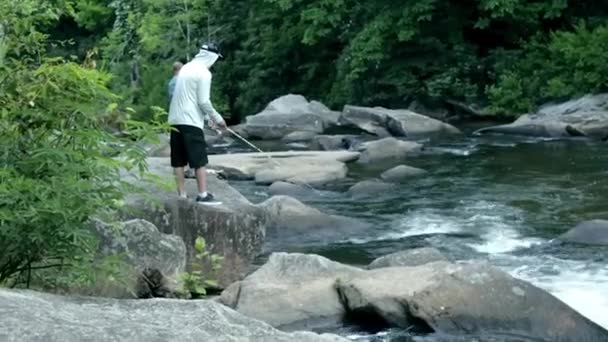 Seorang Pria Memancing Sungai Pegunungan — Stok Video