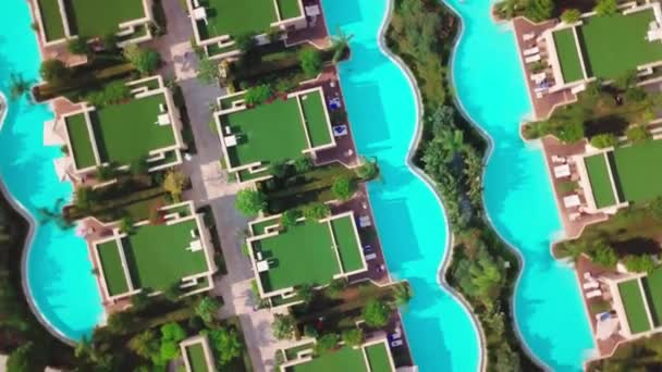 Yüzme Havuzları Dönüşümlü Havuz Ile Bahçenin Üzerinde Uçar — Stok video