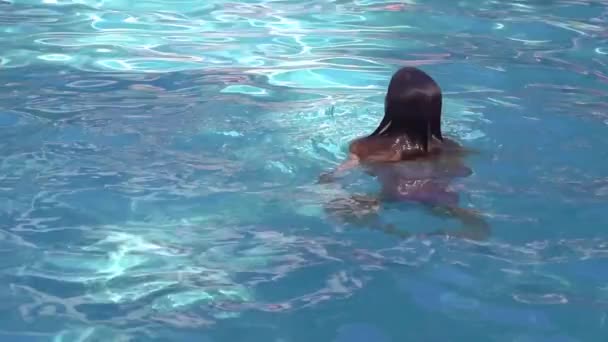 Petite Fille Nageant Dans Une Piscine Coup Pied Sous Marin — Video