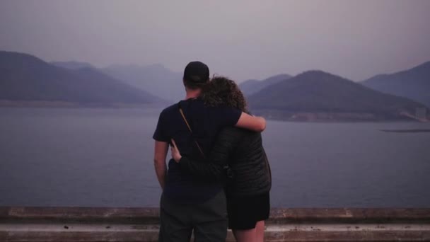 타이에서 일출시에 호수를 남녀에게 키스하는 — 비디오