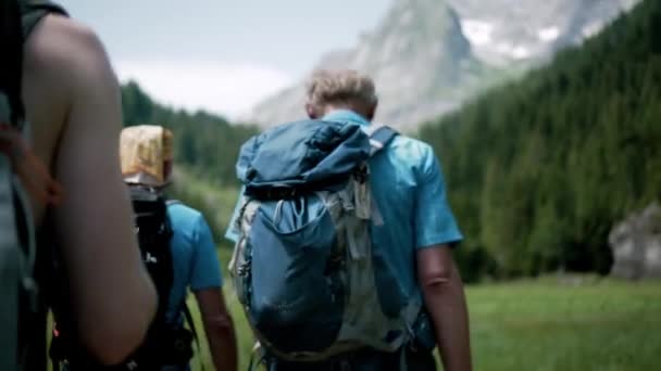 Fehér Emberek Hátizsákkal Túráznak Svájci Hegyekben Egy Gyönyörű Nyári Napon — Stock videók