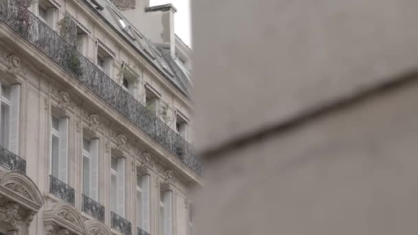 灰色の曇りの日の間にパリのオスマン帝国の建物を明らかに移動ショット — ストック動画