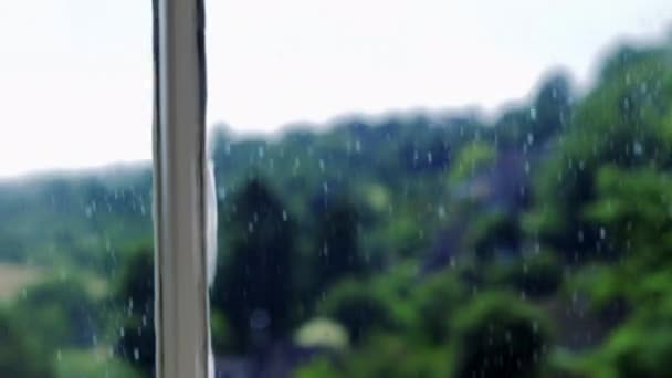 Глядя Окно Над Катящимися Зелеными Холмами Панорама Через Свадебным Платьем — стоковое видео
