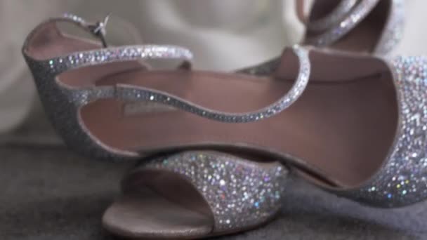 Сначала Видите Обувь Камера Наклоняется Показать Детали Свадебное Платье — стоковое видео