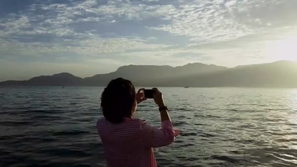 Chica Amanecer Tomando Fotos Con Teléfono — Vídeo de stock