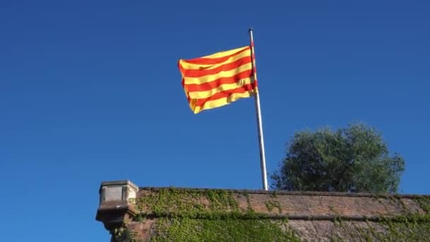 Bandera España Ondeando Viento Desde Alto Con Cielo Azul Claro — Vídeos de Stock
