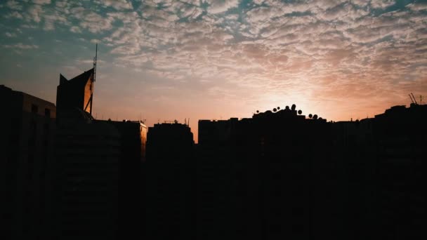 在阿布扎比的云层中美丽的日出 — 图库视频影像