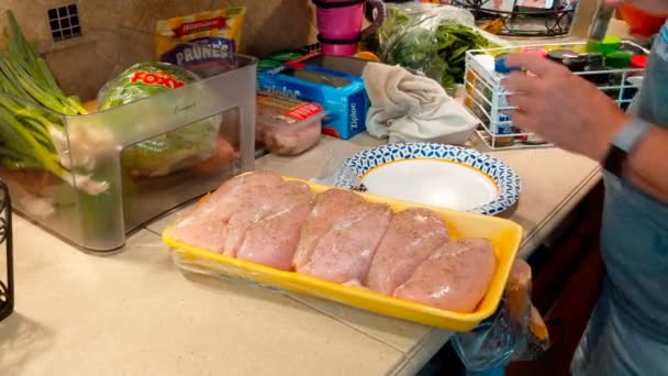 Starší Žena Připravuje Ryby Pečení Troubě Večeři — Stock video
