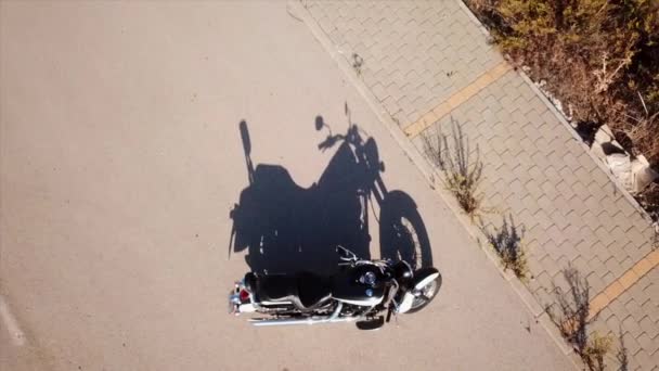 Ascendente Desde Una Moto Con Sombra Larga Sol Mañana — Vídeo de stock