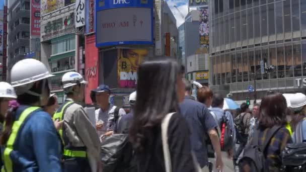 Lassú felvétel emberekről, akik átkelnek az utcán Shibuya-ban, Tokióban.