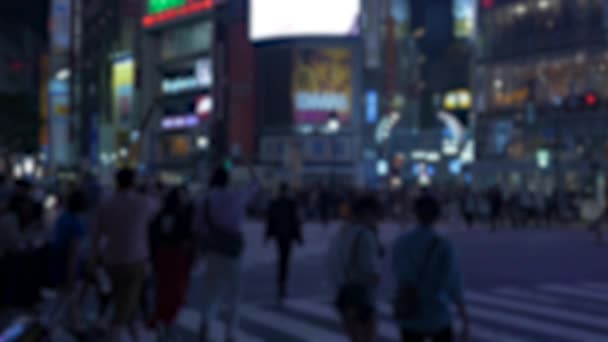 渋谷の賑やかな通りを横断する人たち スローモーションぼやけた — ストック動画